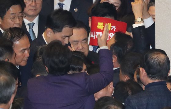 '공직선거법 개정안' 본회의 표결을 앞두고 27일 국회 본회의장에서 의장석으로 향하던 문희상 국회의장이 자유한국당 의원들에게 저지당하고 있다. [연합뉴스]