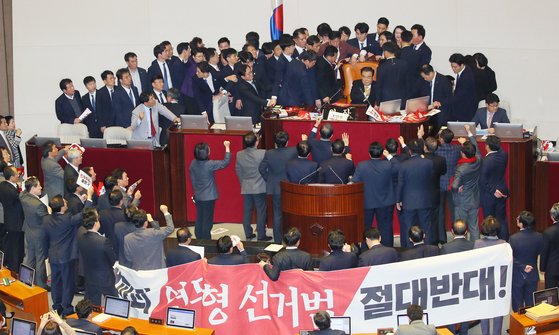27일 국회 본회의장에서 문희상 국회의장이 자유한국당 의원들의 저지를 뚫고 의장석에 착석했다. [연합뉴스]