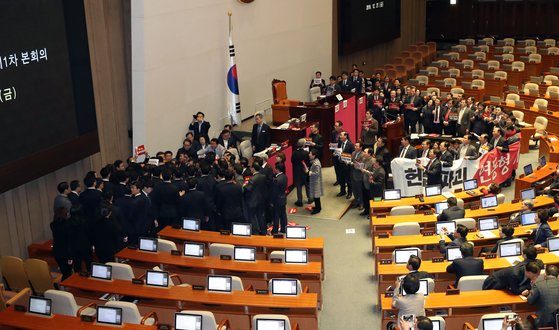 27일 '공직선거법 개정안' 국회 본회의 표결을 앞두고 문희상 국회의장이 국회 본회의장에 입장하자 자유한국당 의원들이 문 의장을 막아서고 있다. [연합뉴스]