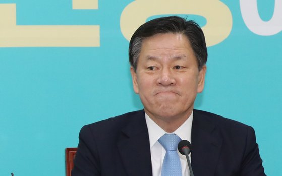 주승용 국회부의장이 27일 오전 서울 여의도 국회에서 열린 바른미래당 최고위원회의에서 손학규 대표 발언을 듣고 있다. [연합뉴스]