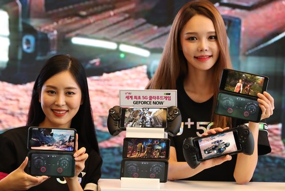 '인기 PC게임 5G 스마트폰으로 만난다' (서울=연합뉴스) 류효림 기자 = 27일 오전 서울 용산구 LG유플러스 본사에서 모델들이 세계 최초 5G 기반 클라우드 게임 '지포스나우'(GeForce NOW)를 선보이고 있다. 2019.8.27 ryousanta@yna.co.kr(끝)〈저작권자(c) 연합뉴스, 무단 전재-재배포 금지〉