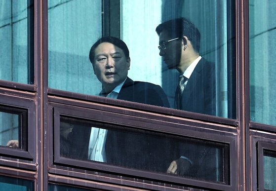 윤석열 검찰총장(왼쪽)이 27일 서울 서초동 대검찰청에서 점심식사를 하기 위해 참모와 함께 구내식당으로 이동하고 있다. [연합뉴스]