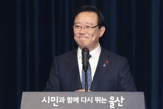 송철호 울산시장이 2019년 12월 31일 오후 울산시청 대강당에서 열린 송년 시상식에서 격려사를 하고 있다. 한편 송병기 울산 경제부시장이 송철호 현 울산시장 선거 준비 과정에서 청와대 인사들과 선거 전략·공약을 논의한 혐의를 받아 이날 구속 전 피의자심문(영장실질심사)을 받기 위해 중앙지법에 출석했다. 송철호 울산시장의 검찰 소환도 임박한 것 아니냐는 전망이 나오고 있다. [뉴스1]