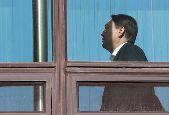 윤석열 검찰총장이 2019년 12월 31일 구내식당으로 이동하고 있다. [뉴스1]