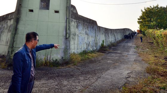 2ㅣ난 2017년 11월 13일 옛 광주교도소 북측 담장 인근에서 정수만 전 5·18유족회장이 암매장 추정지를 설명하고 있다. [뉴시스]