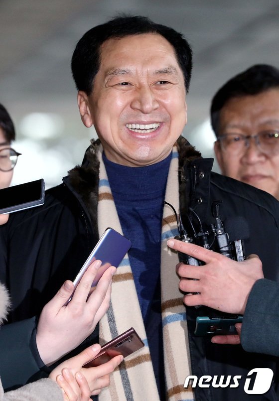 청와대 하명수사 의혹을 제기한 김기현 전 울산시장이 2019년 12월 30일 오후 참고인 조사를 위해 서울 서초동 서울중앙지방검찰청에 출석해 취재진의 질문에 답하고 있다. [뉴스1]