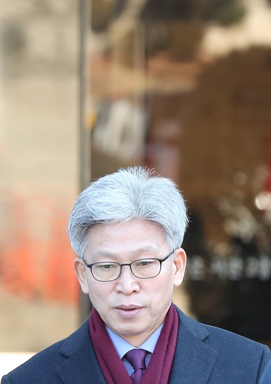 김기현 전 울산시장 측근 비리 의혹을 청와대에 최초 제보한 송병기 울산시 경제부시장이 2019년 12월 31일 영장실질심사를 마친 뒤 서울 서초구 서울중앙지법 건물을 나서고 있다. [연합뉴스]