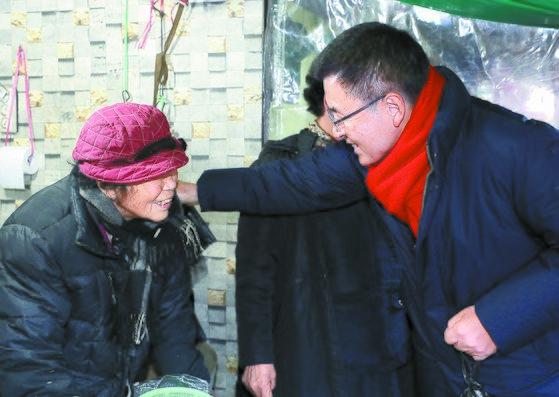 같은 날 황교안 자유한국당 대표가 서울 대림동 우리시장에서 상인과 대화하고 있다. [뉴시스]