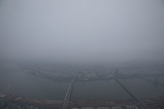 1일 오전 서울 송파구 롯데월드타워 서울스카이 전망대에서 바라본 서울 도심이 흐린 날씨를 보이고 있다. [뉴스1]