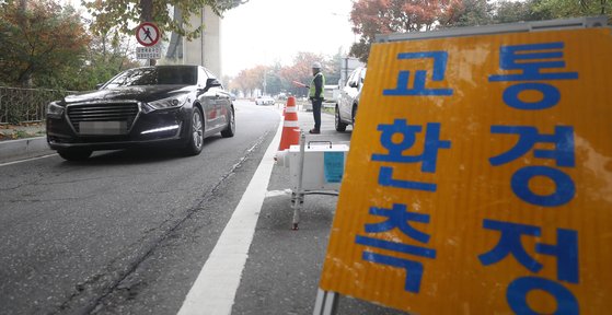 서울 시내에 미세먼지 저감을 위한 교통환경측정 간판이 놓여져 있다. [뉴시스]