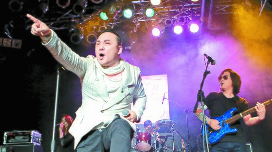 생전 신해철과 그룹 넥스트의 콘서트 장면. [중앙포토]