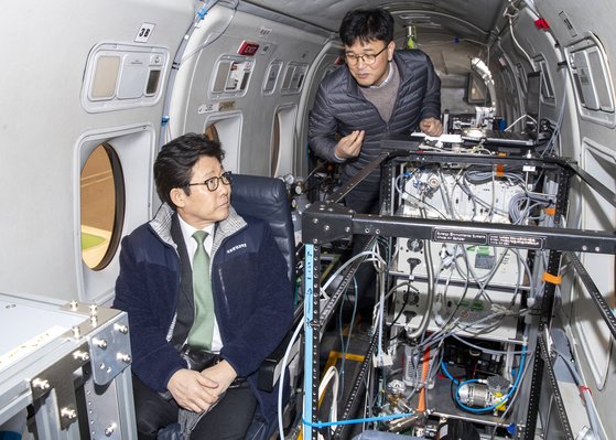 국립환경공단 박진수 연구관(오른쪽)에게서 미세먼지 항공기 관측에 대한 설명을 듣는 조명래 환경부 장관. [사진 환경부]
