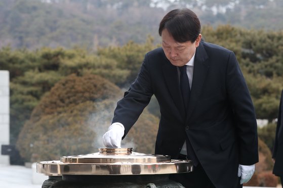 윤석열 검찰총장이 2일 오전 서울 동작구 국립서울현충원을 찾아 현충탑에 참배하고 있다. [뉴스1]