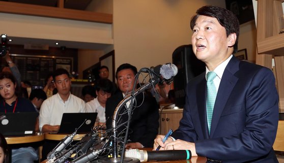 바른미래당의 안철수 전 대표가 2018년 7월12일 서울 여의도 한 카페에서 기자간담회를 열고 "저는 오늘 정치 일선에서 물러나 성찰과 채움의 시간을 갖고자 한다"고 말했다. [중앙포토]