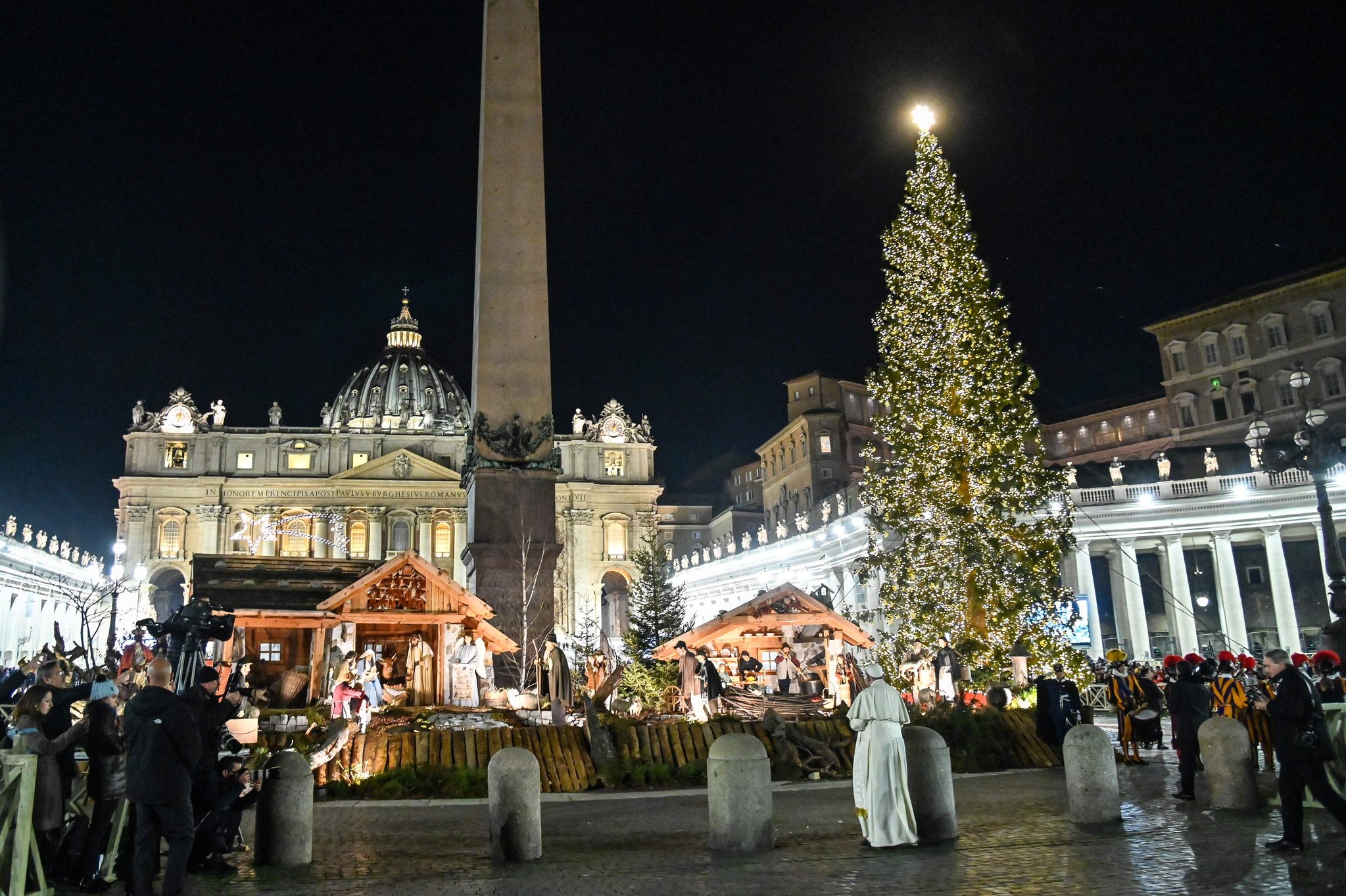 프란치스코 교황이 지난해 21월 31일 바티칸 성 베드로 광장에서 예수 탄생 조형물을 살펴보고 있다. [AFP=연합뉴스]
