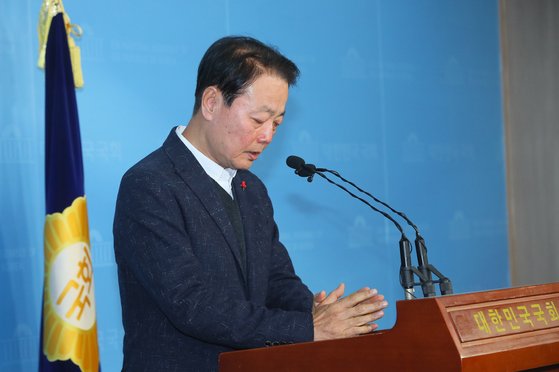 자유한국당 한선교 의원이 2일 국회 정론관에서 21대 총선 불출마를 선언하며 잠시 생각에 잠겨 있다. [연합뉴스]