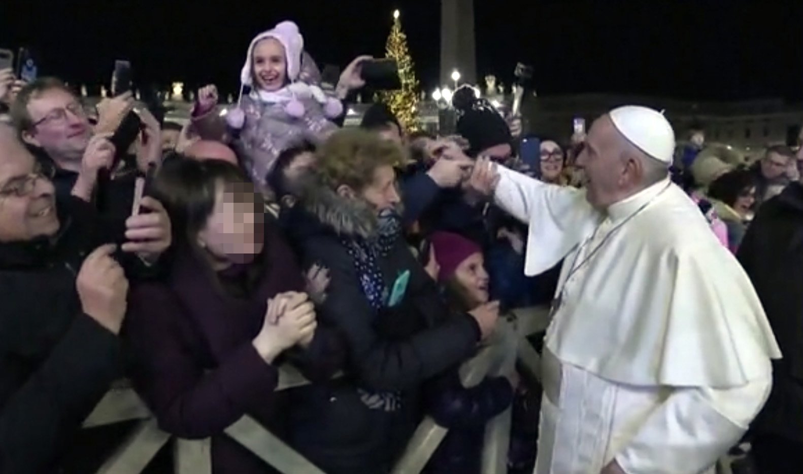 지난해 12월 31일 바티칸 성 베드로 광장에서 프란치스코 교황이 어린아이의 손을 잡아주고 있다. [사진 바티칸미디어 동영상 캡처]
