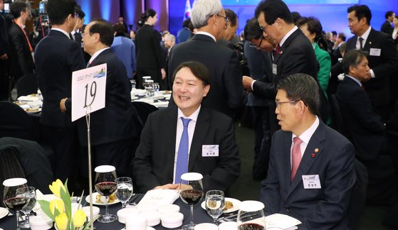 2일 서울 중구 대한상공회의소에서 열린 정부 신년합동인사회에 참석한 윤석열 검찰총장(왼쪽)과 은성수 금융위원장이 [연합뉴스]