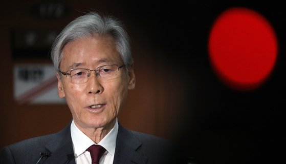 국회 법제사법위원장인 여상규 자유한국당 의원이 2일 서울 여의도 국회 정론관에서 21대 총선 불출마 선언을 마치고 취재진 질문에 답변하고 있다. [뉴스1]