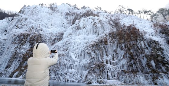 3일 경북 청송군 주왕산면 얼음골에서 차가운 날씨에 대형 얼음벽이 만들어졌다. [연합뉴스]