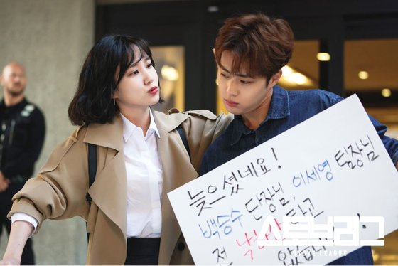 구단 특성상 주위에는 전부 남자들 뿐이지만, 금수저나 사장님 앞에서도 기죽지 않는다. [사진 SBS]