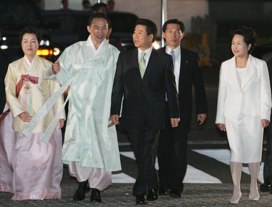 노무현 전 대통령 내외가 지난 2005년 10월 청계천광장에서 열린 `청계천 새물맞이` 행사장으로 이명박 전 대통령(당시 서울시장) 내외와 함께 입장하는 모습.