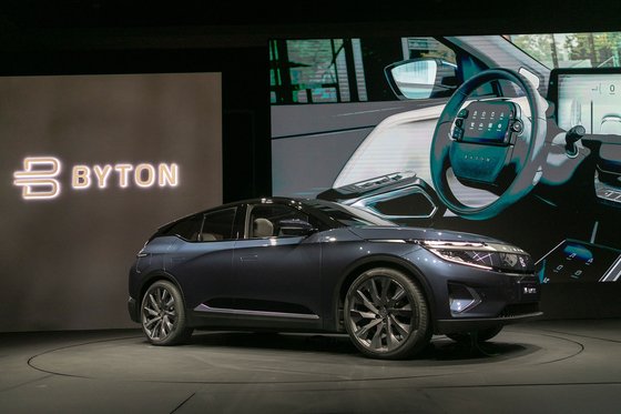 중국 전기차 제조업체 바이톤이 5일(현지시간) CES 2020에서 전기차 '엠바이트(M-Byte)'의 판매가격을 공개했다. 중국 전기차 업체들이 고전하고 있지만 최대 인터넷 업체 텐센트가 대주주인 바이톤은 내년 북미시장에서 첫 전기차를 인도한다는 계획을 내놨다. [AFP=연합뉴스]T