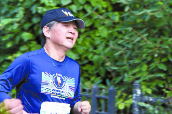 스탠퍼드대 방문학자 자격으로 미국에 체류 중인 것으로 알려진 안철수 전 바른미래당 의원이 3일(현지시간) 뉴욕시티마라톤에 참가해 달리고 있다.  주최 측 홈페이지에 따르면 안 전 의원의 풀코스 완주기록은 3시간 59분 14초다. [연합뉴스]