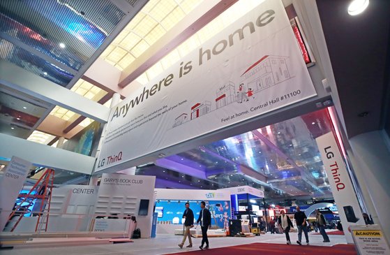 CES(Consumer Electronics Show) 2020' 개막을 이틀 앞둔 5일(현지시간) 미국 네바다주 라스베이거스 컨벤션센터에 LG 씽큐 광고판이 설치되어 있다. 〈연합뉴스〉