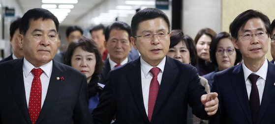 황교안 자유한국당 대표와 심재철 원내대표가 6일 서울 여의도 국회에서 열린 최고위원회의에 참석하고 있다. [뉴스1]