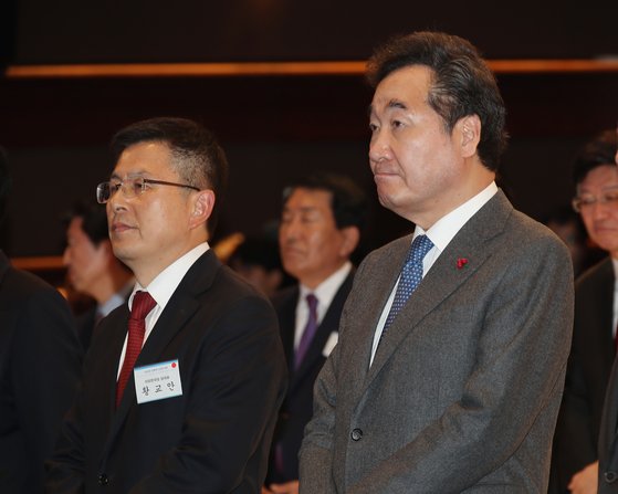 이낙연 국무총리(오른쪽)와 자유한국당 황교안 대표가 지난 3일 오후 서울 코엑스에서 경제단체장과 전국 상의 회장 등 경제인들이 참석해 열린 경제계 신년인사회에 참석했다. [연합뉴스]