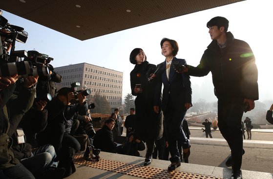 추미애 신임 법무부 장관이 지난 3일 오전 정부과천청사 법무부로 출근하고 있다. [연합뉴스]