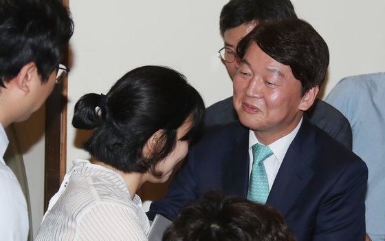 바른미래당의 안철수 전 의원이 2018년 7월 12일 서울 여의도 한 카페에서 "정치 일선에서 물러나겠다"는 내용의 기자간담회를 마치고 기자들과 인사하고 있다. 변선구 기자