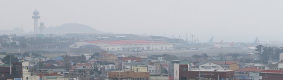 미세먼지와 초미세먼지 나쁨 수준을 보인 지난해 12월 14일 오전 제주공항 일대가 뿌옇게 보인다. [연합뉴스]