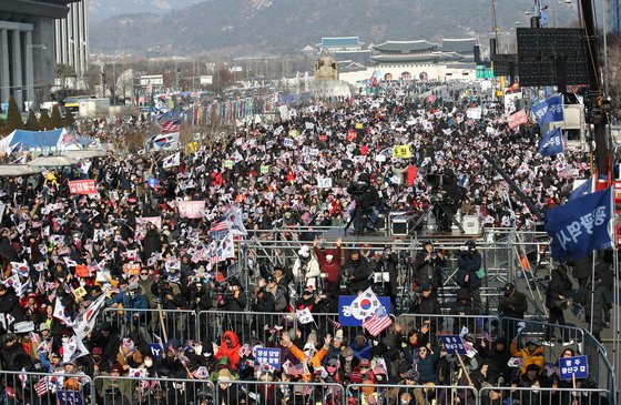 4일 서울 교보빌딩 앞에서 현 정부를 비판하는 새해 첫 집회가 열리고 있다. [연합뉴스]