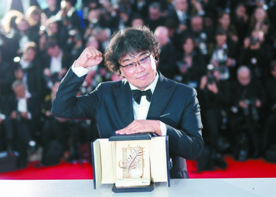 황금종려상 수상한 봉준호 감독  (칸[프랑스] EPA=연합뉴스) 봉준호 감독이 영화 '기생충'으로 25일(현지시간) 프랑스 칸에서 열린 제72회 칸 영화제에서 최고상인 황금종려상을 받은 뒤 사진 촬영을 하고 있다. [연합뉴스]