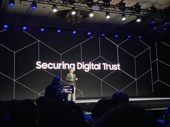 삼성 CES 개막연설에서 김현석 CE부문장이 개인정보 보호를 역설하고 있다. 김영민 기자