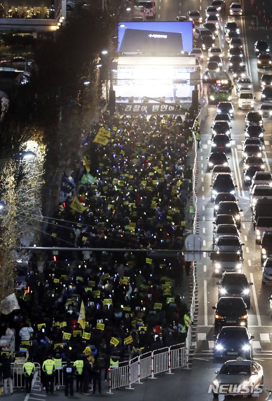 조국수호 검찰개혁을 위한 서초달빛집회 참가자들이 4일 서울 서초동 대검찰청 앞에서 검경수사권 조정, 표적 수사 중단 등을 촉구하고 있다. [뉴시스]
