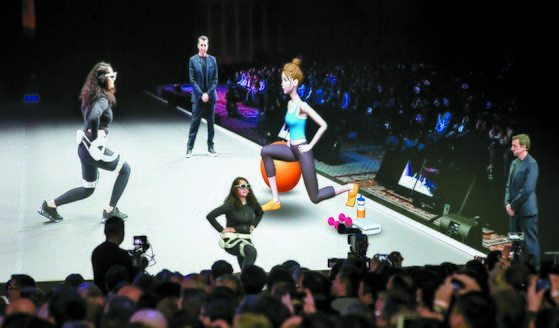 삼성 북미 디자인혁신센터 페데리코 카살레뇨 센터장이 6일(현지시간) CES 2020에서 찬드니 카브라 디자이너와 함께 웨어러블 보행보조 로봇 ‘젬스’를 시연하고 있다. [사진 삼성전자]