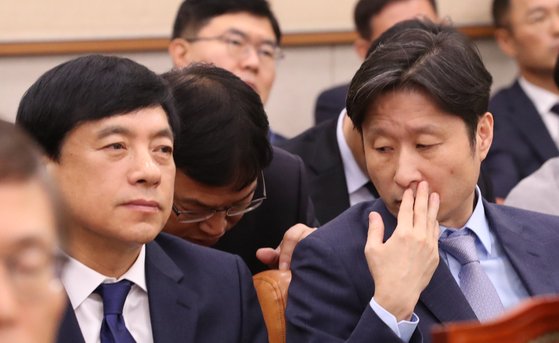 새 서울중앙지검장으로 임명된 이성윤 법무부 검찰국장(왼쪽)과 서울북부지검장으로 임명된 김후곤 기조실장(오른쪽).