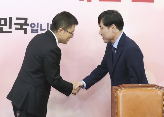 새로운보수당 하태경 책임대표(오른쪽)가 7일 국회 자유한국당 황교안 대표 찾아 인사하고 있다. 임현동 기자