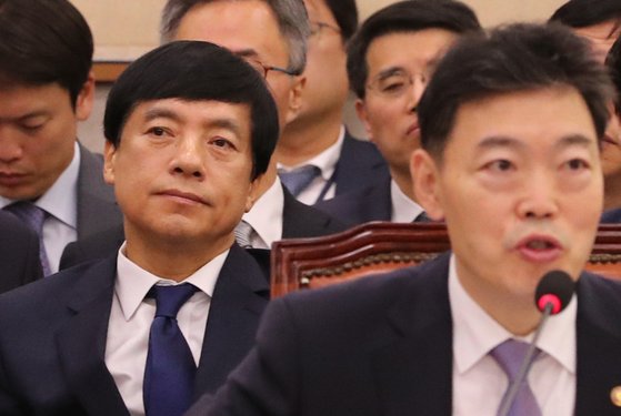 서울중앙지검장에는 임명된 이성윤 법무부 검찰국장의 모습(왼쪽). 사진은 지난해 10월 15일 국회국정감사에 출석한 김오수 법무부 차관(오른쪽)과 이성윤 검찰국장. [연합뉴스]