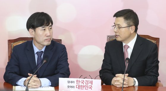새로운보수당 하태경 책임대표(왼쪽)가 지난 7일 국회 자유한국당 황교안 대표를 찾아 대화하고 있다. 임현동 기자
