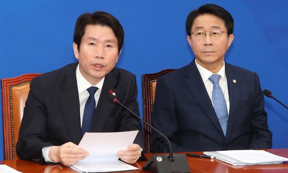 이인영 더불어민주당 원내대표가 9일 서울 여의도 국회에서 열린 정책조정회의에서 발언하고 있다. 이인영 원내대표는 "대통령의 검찰인사를 환영한다"며 "인사과정에서 검찰이 보여준 모습은 부적절했다"고 말했다. [뉴스1]