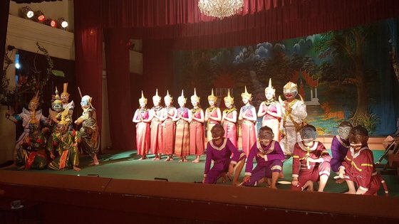 국립박물관 왕립극장에서 공연되고 있는 민속무용.