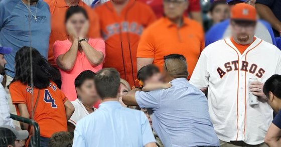 미국 텍사스주 휴스턴 미닛 메이드 파크에서 열린 2019 MLB 시카고 컵스-휴스턴 애스트로스전 도중 컵스 타자 앨버트 알모라 주니어의 파울볼에 맞은 여자 어린이(가운데)가 한 남성에게 안겨 관중석을 빠져나가고 있다. [AP=연합뉴스]