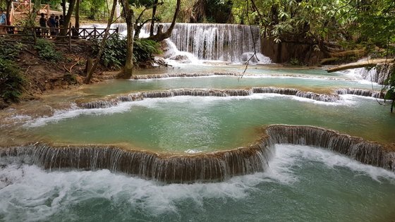 큰 폭포 아래에 있는 폭포.