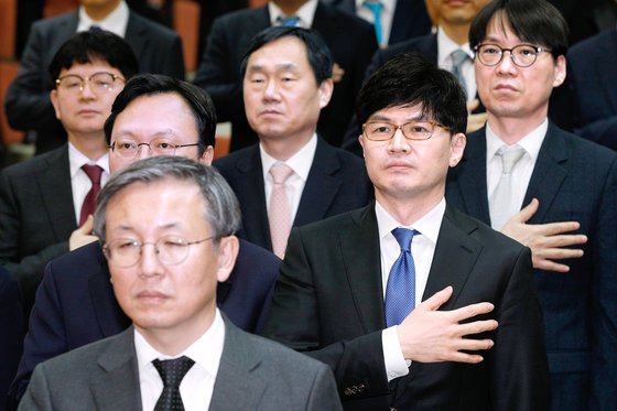 이번 인사로 부산고검 차장검사로 이동한 한동훈 대검찰청 반부패 강력부장이 2일 오후 서울 서초구 대검찰청에서 열린 2020년도 신년다짐회에서 국민의례를 하고 있다. 그는 조국 전 법무부 장관 일가 수사를 지휘했다. [뉴스1[