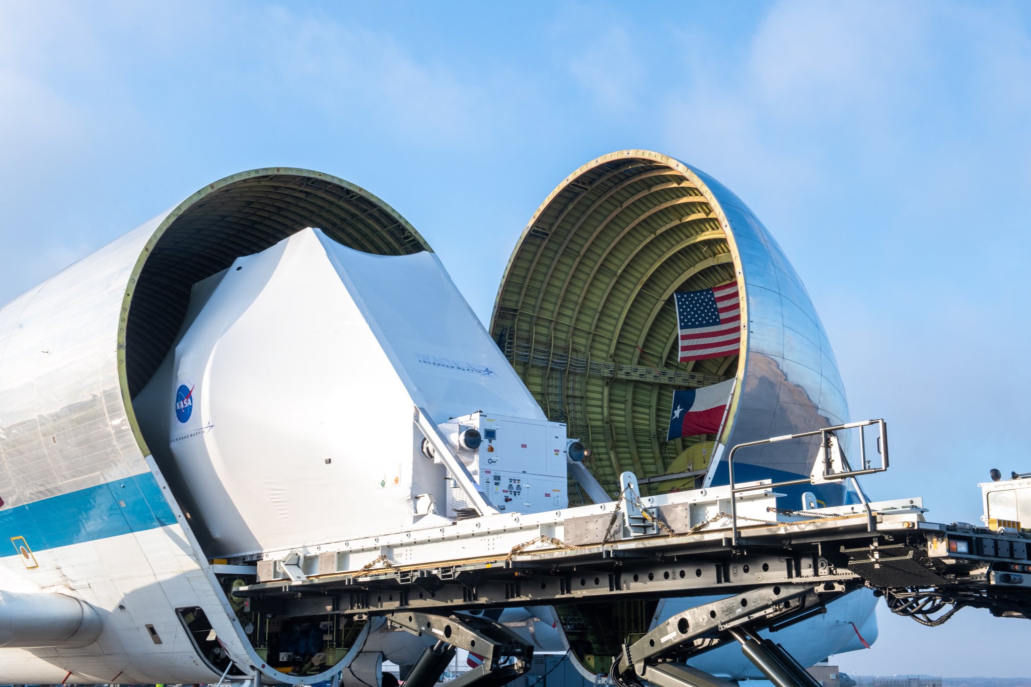 지난해 11월 미국 플로리다에 있는 캐네디 우주센터에서 미국 오하이오 주에 있는 나사 플럼브룩 기지로 옮겨진 오리온 달 탐사 우주선 캡슐. [EPA=연합뉴스]