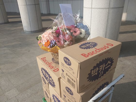 10일 오전 11시쯤 서울 서초구 대검찰청으로 배달된 박카스 1000병. 윤석열 검찰총장을 지지하는 익명의 시민이 보냈다. 김민상 기자